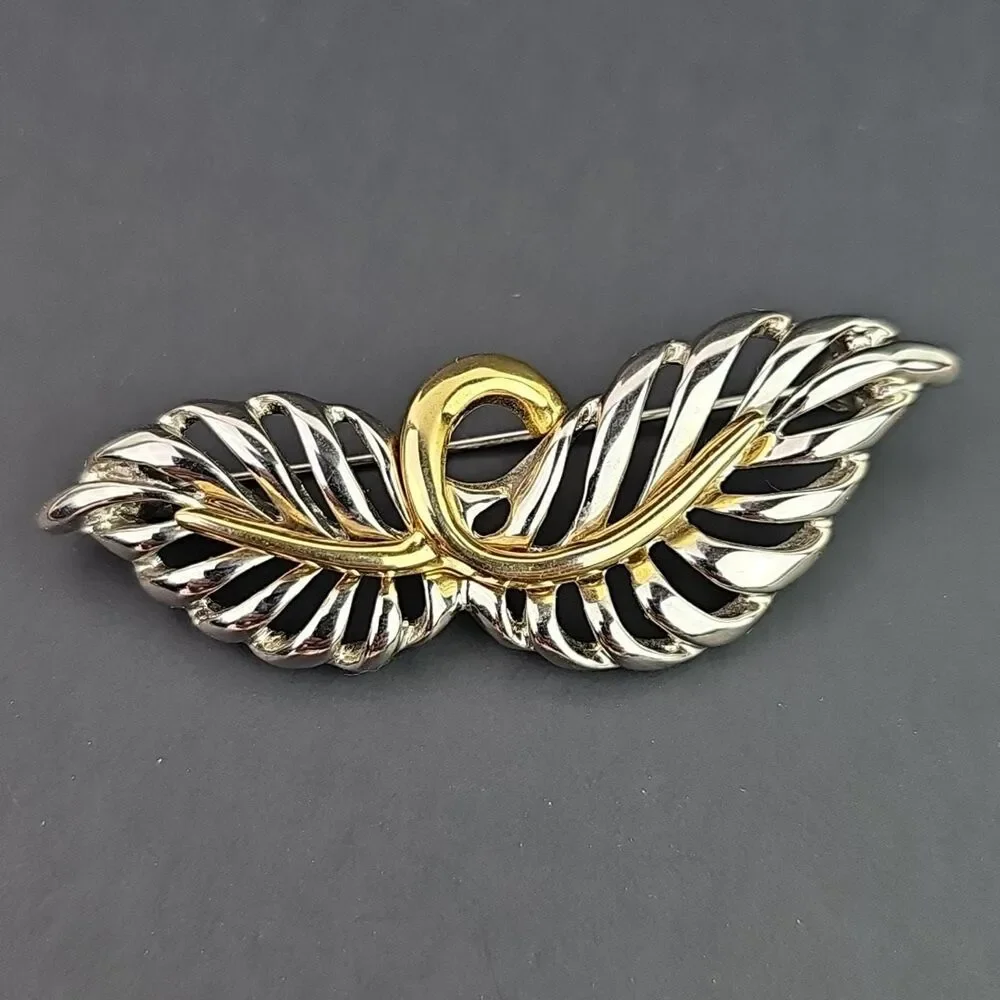 Unbranded vintage brooch